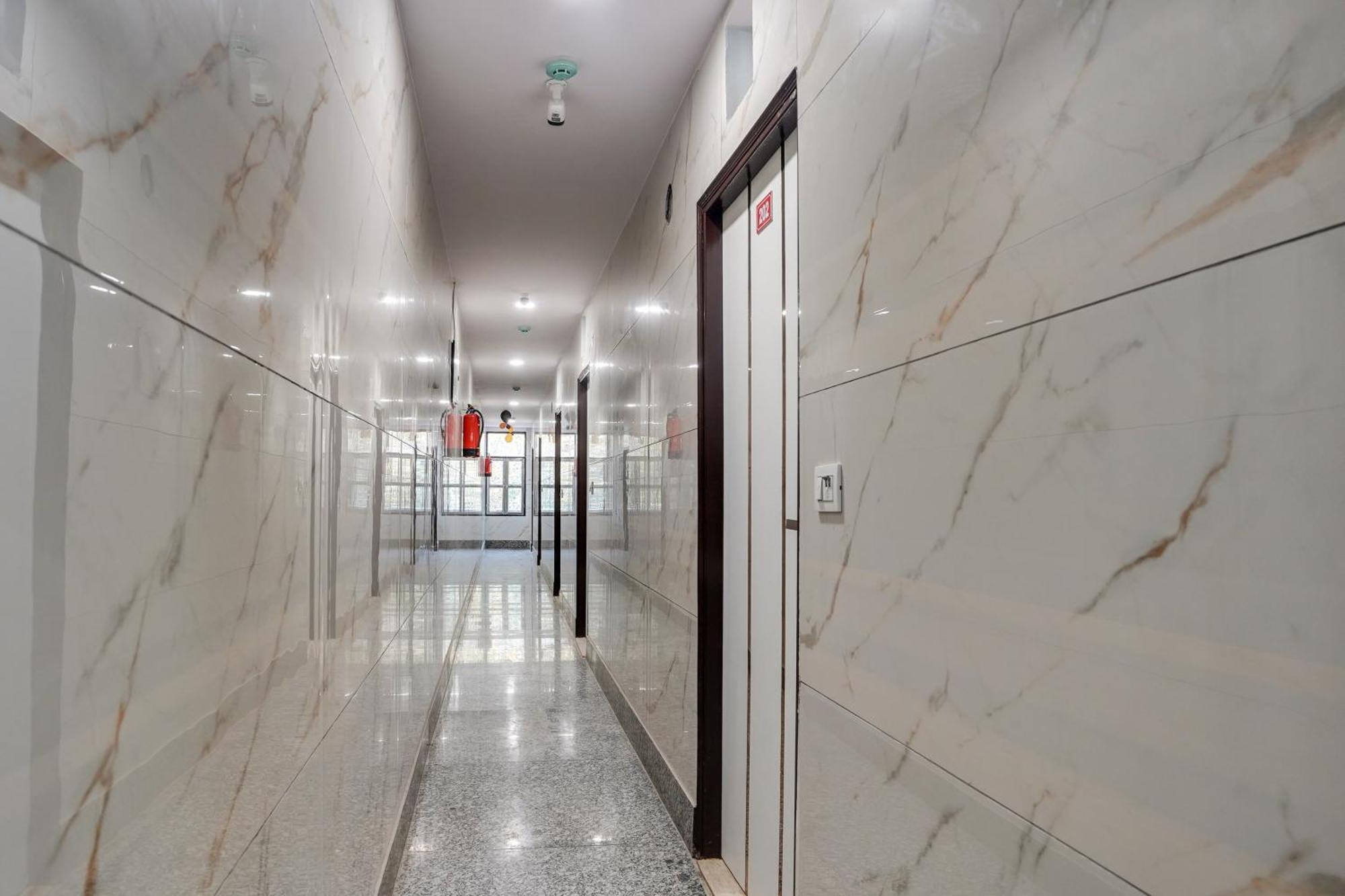 Super Hotel O Hotel Gold Star นิวเดลี ภายนอก รูปภาพ