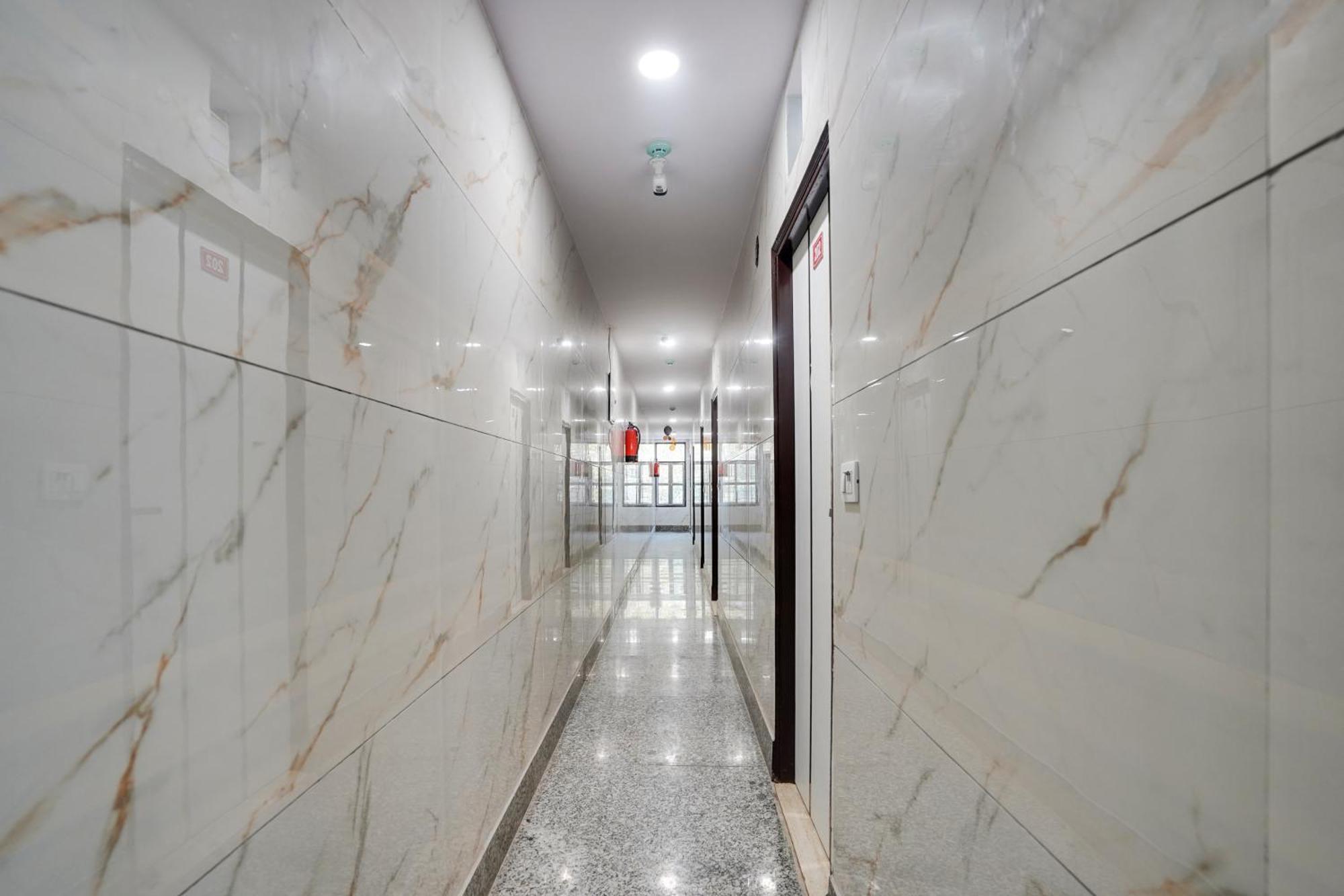 Super Hotel O Hotel Gold Star นิวเดลี ภายนอก รูปภาพ